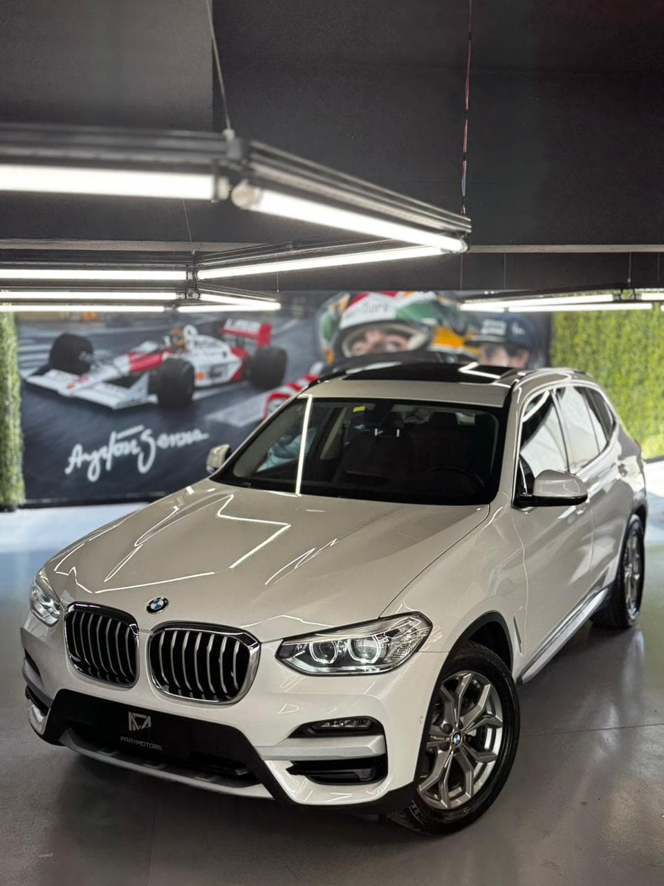 BMW X3 XLine xDrive20i branca em showroom de luxo da PAAY Motors